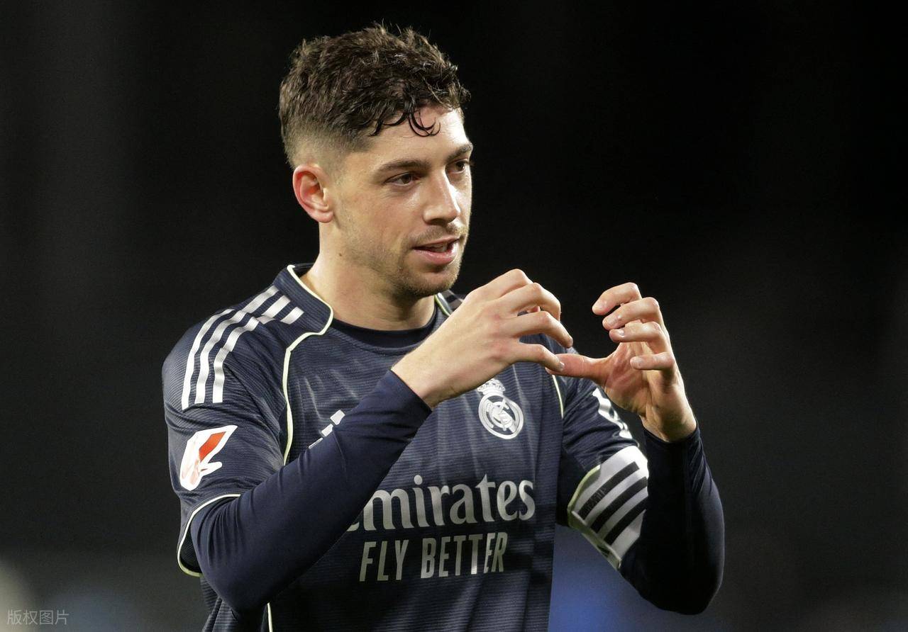 半场3-0，皇马暴击曼城，巴尔韦德无敌帽子戏法，库瓦销魂长传