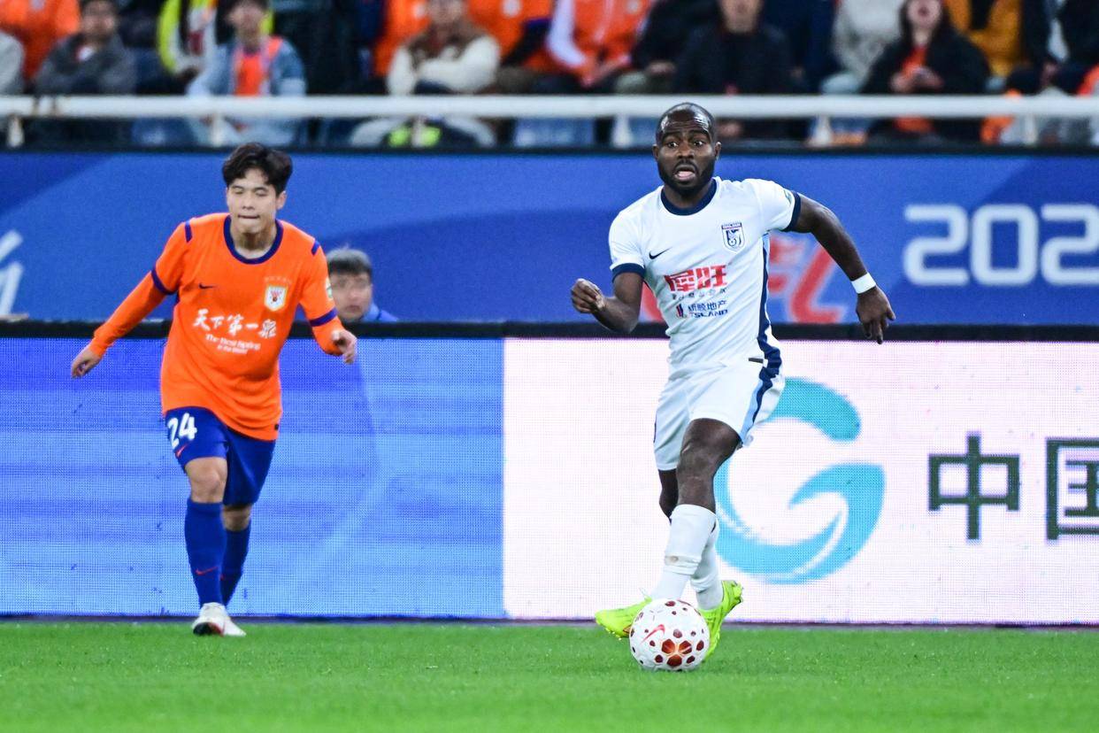 阿奇姆彭盛赞大连英博的主场：氛围堪比欧冠，我是天生的开心果！